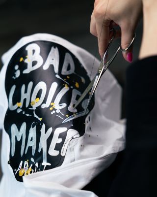 Bad choices maker ❤️‍🔥 Tričko pro ty, kteří ví, co si vybrat. 🫡 https://www.madebyarrogant.cz/pro-ni/bad-choices-maker/