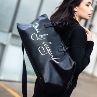 ARGNT BAG Na víkend, na trip, do života. Přidej svoje iniciály nebo vzkaz světu a udělej z ní tašku, kterou nikdo jiný mít...