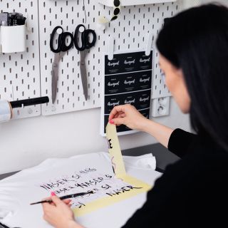 Umění má mnoho podob a tahle je trochu ostřejší. 😜🫢 Oversize triko Naser si najdeš tady 👉🏼...