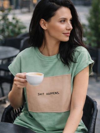 Šaty pro flegmatiky s motivem Shit happens na béžové kožence 👐🏼 A jestli nejsi na zelenou, tak ti je uděláme v černé,...